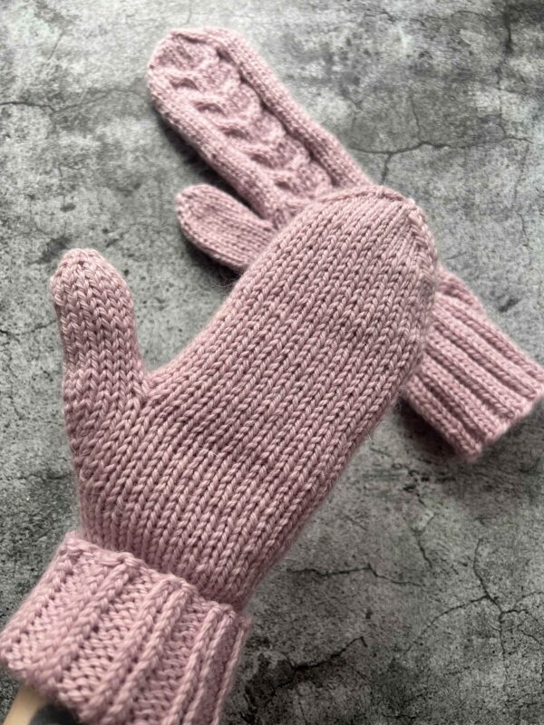 rękawiczki z jednym palcem różowe wełniane na drutach