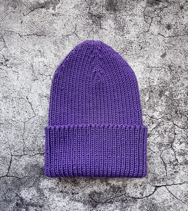czapka z merynosa neonowy fiolet wykonana na drutach