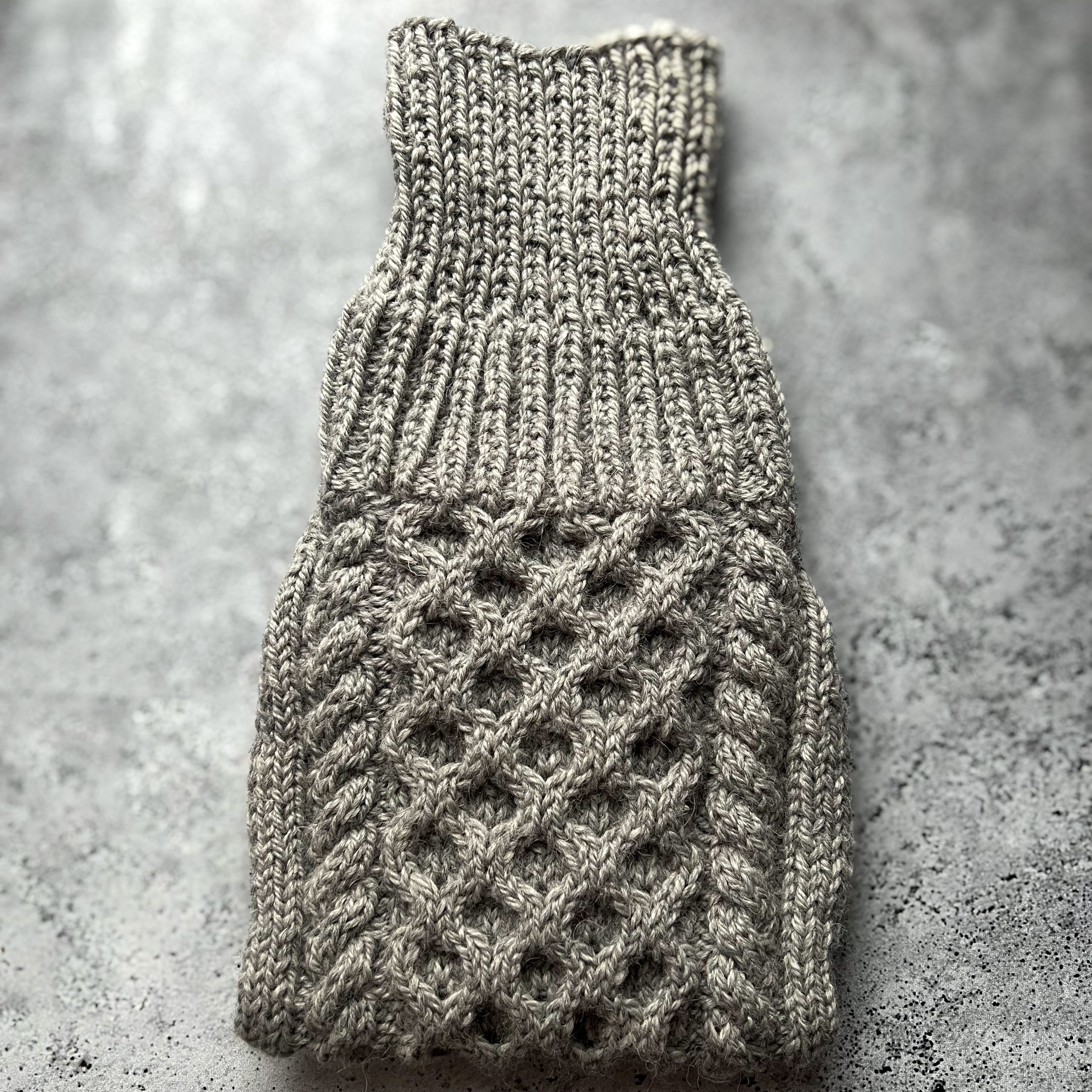sweter dla charcika włoskiego wełniany